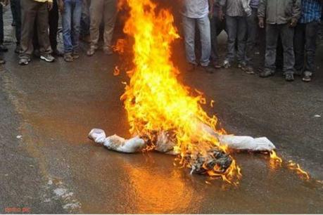 congress workers set yogi's government effigy on fire