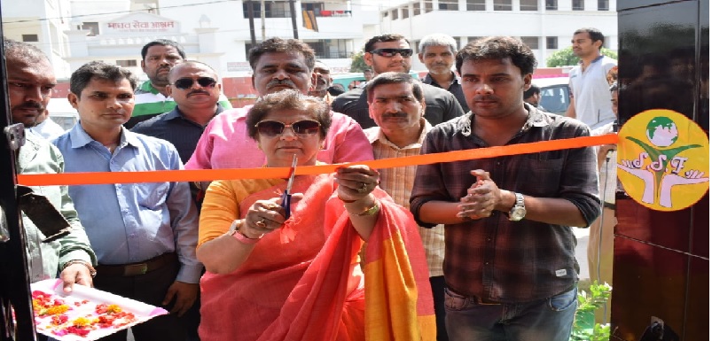 कानपुर : प्रमुख सचिव खादी नवनीत सहगल पहुँचे स्वराज आश्रम