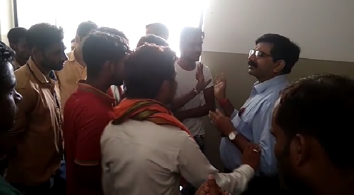 कानपुर : शिक्षिका ने बच्चों की कलाई में बंधे कलावे कटवाए, हिंदू संगठनों ने किया हंगामा