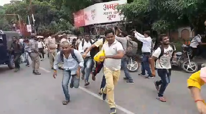 लखनऊ : प्रदर्शन कर रहे शिक्षक अभ्यर्थियों को पुलिस ने खदेड़ा