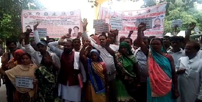 लखनऊ : राष्ट्रीय निषाद संघ कार्यकर्ताओं ने आरक्षण की परंपरागत मांग को लेकर किया प्रदर्शन