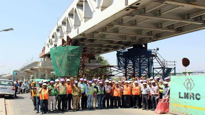 60 Meters Cantilever Span Placed in Lucknow Metro at Karamat Market Nishatganj