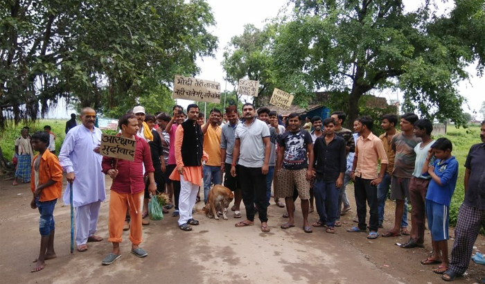 Chitrakoot Villagers demonstrated against SC/ST act in Markundi