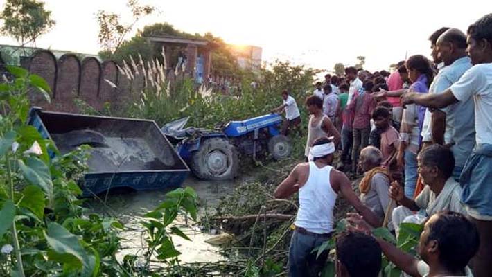 Firozabad: Seven killed 22 injured Tractor Trolley collapse Road Accident