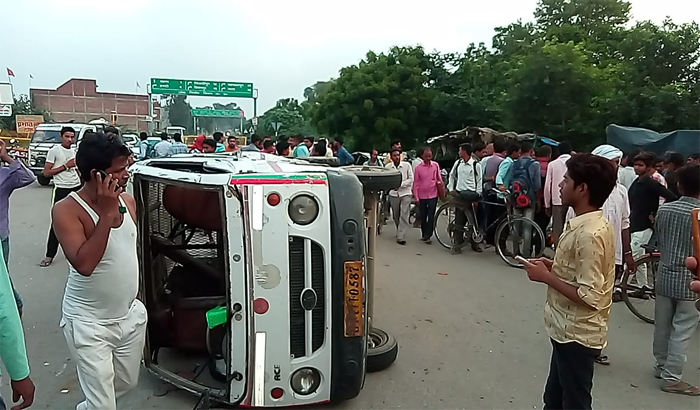 Fatehpur: Santro car collided with a Magic Ride car