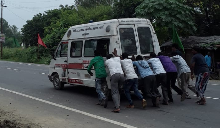 Pratapgarh: 108 ambulance got worsened on the way