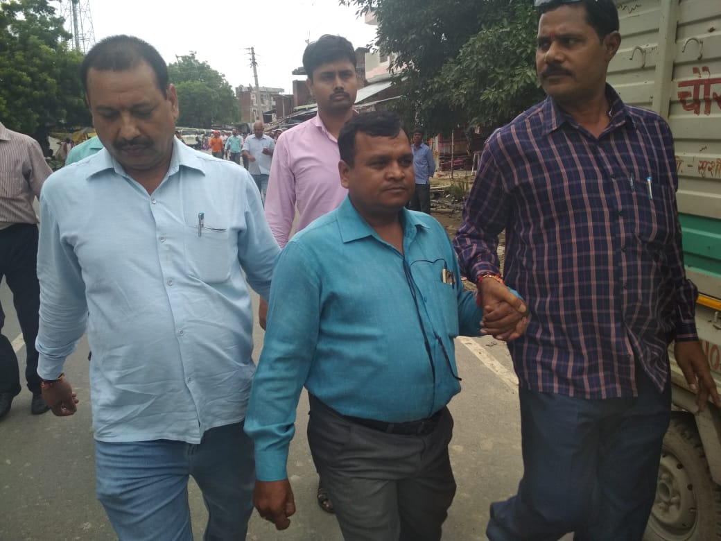 lekhpal-caught red handed taking bribe anti-corruption-arrested