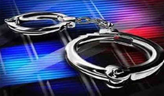 Varanasi: police arrested 10 thousand prize miscreant