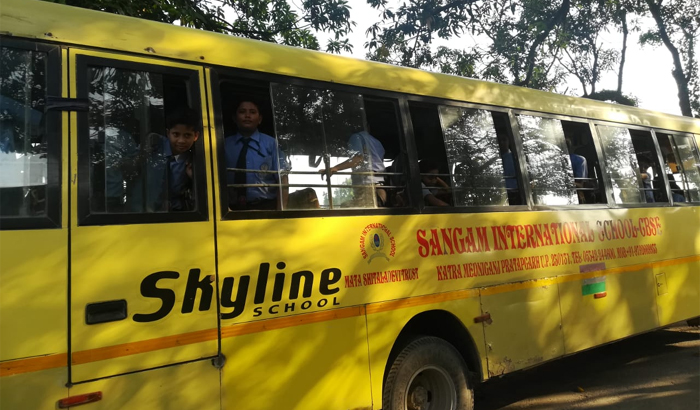 Pratapgarh: youths accused of mistreating girl students by entering the bus