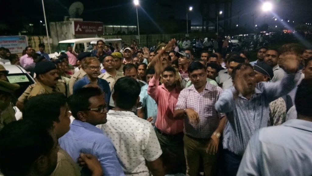 Electricity employees protest on death of their partner