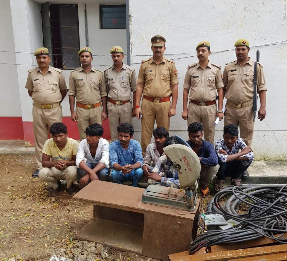 police arrested 7 thieves including things worth 4 lakh
