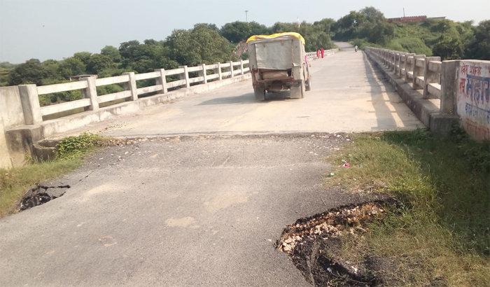 Pratapgarh: bridge connecting road got blast, danger