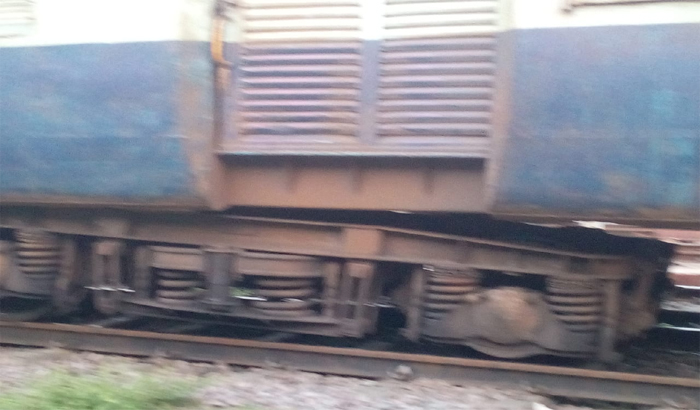 Jhansi: Two wheels of intercity derailed during the shutting