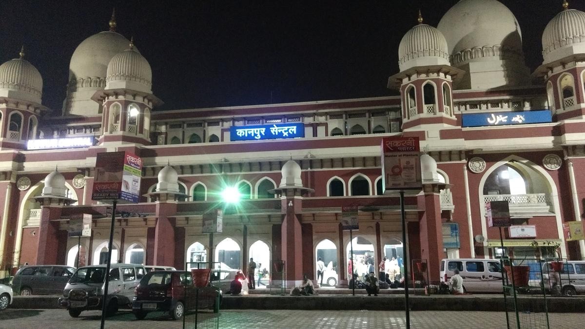 कानपुर सेंट्रल स्टेशन पहुंचे रेलवे बोर्ड चेयरमैन अश्वनी लोहानी करेंगे ट्रैक का निरीक्षण