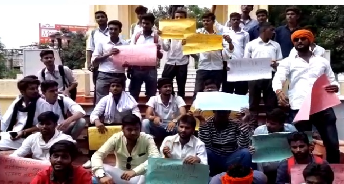 लखनऊ : छात्र संघ चुनाव बहाली को लेकर छात्र नेताओं ने किया प्रदर्शन