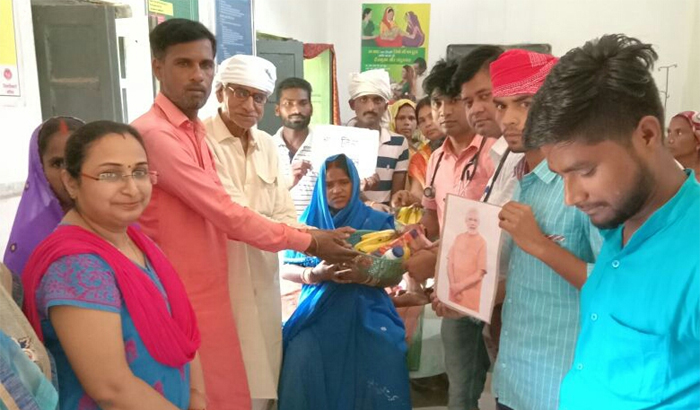 Ballia: Distributed fruits and sweets to patients on the birthday of PM