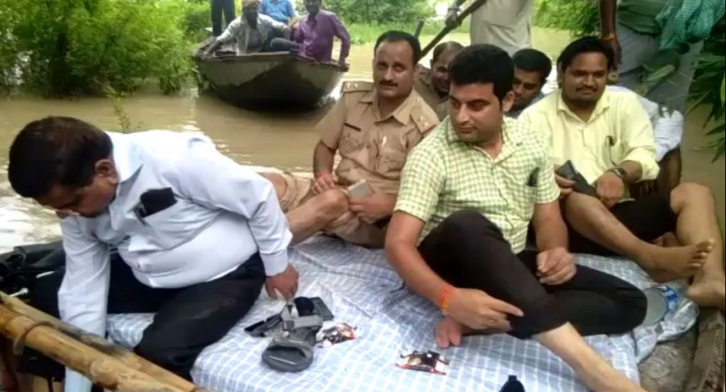 unnao villages flooded, heavy rain, officers did inspection