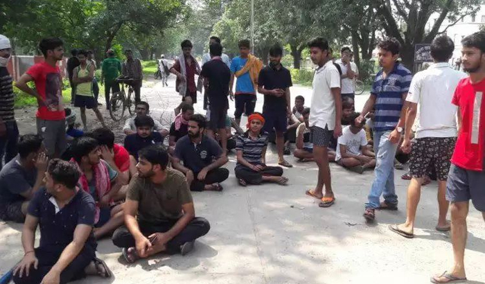 Varanasi: Students of Birla hostel in BHU did protest