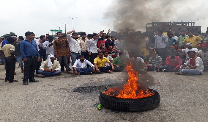 varanasi protest, protestants burnt and blocked road