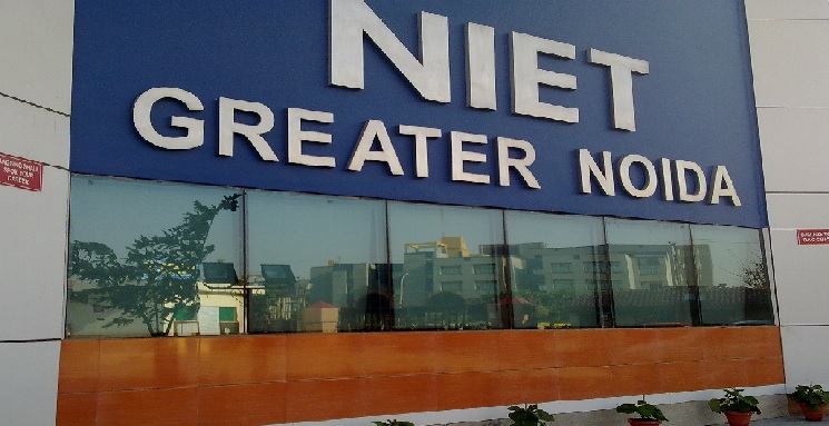 ग्रेटर नोएडा : छुट्टी की मांग को लेकर NIET कॉलेज में छात्रों ने किया प्रदर्शन