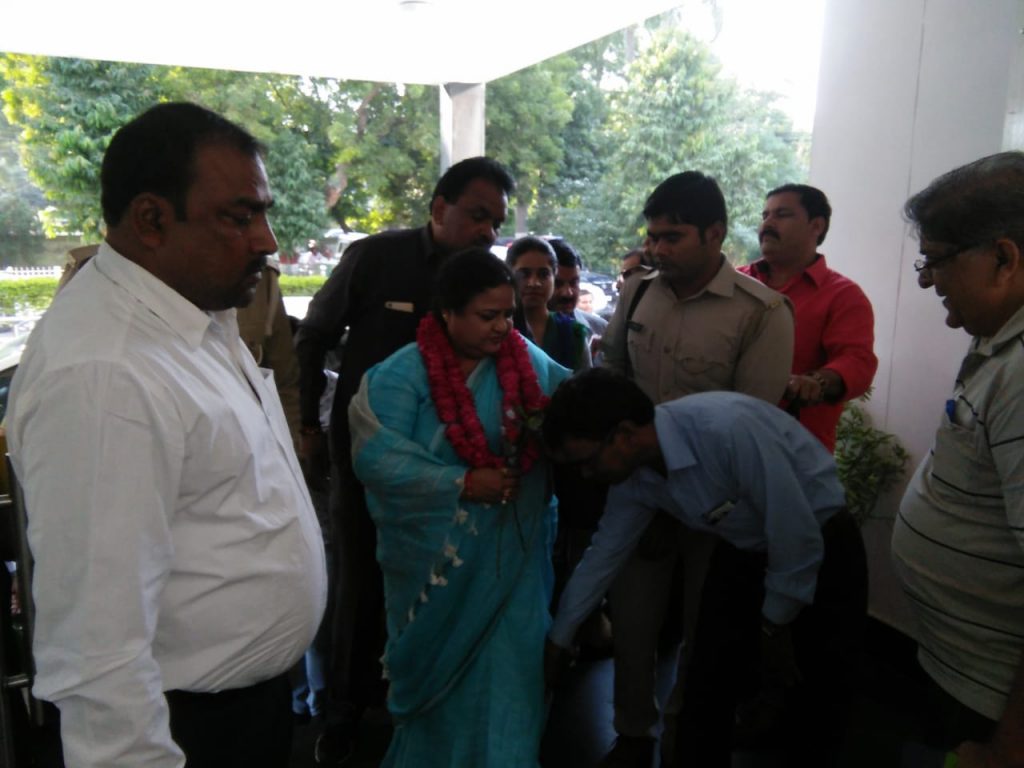 Basic Education Officer touched feet of Minister Anupama Jaiswal