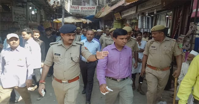 DM raid on Purvanchal biggest Dalamandi in Varanasi