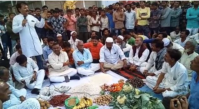 Ram Leela ground Vegetable vendors protest in Fatehpur