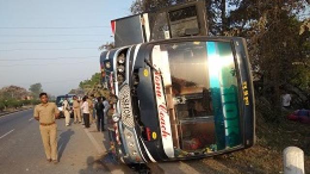 bus-overturned returning from ambedkar-nagar-48-reverent injured