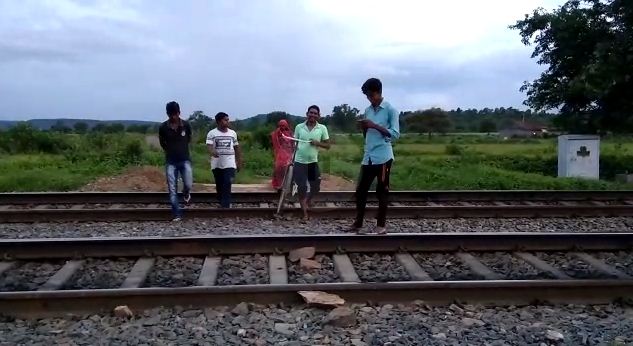 dangerous railway crossing not have gate and overbridge to people