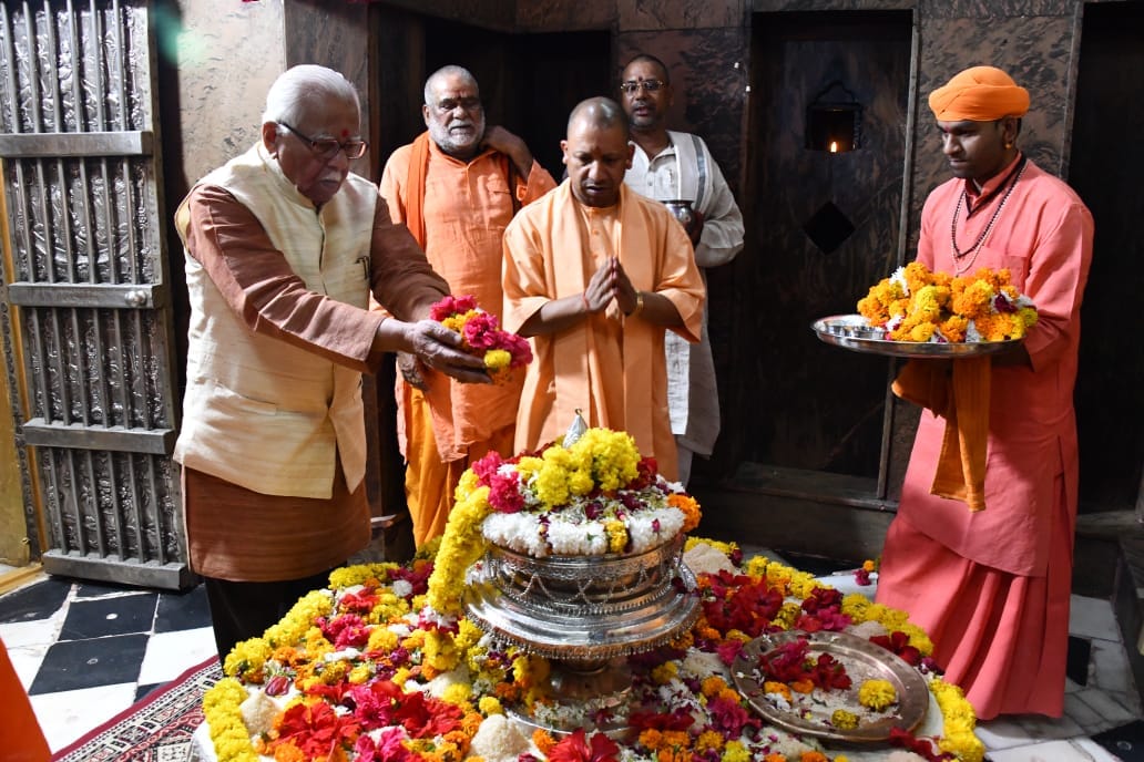 governor and cm yogi worshiped in Shakti Peeth Devi Patan temple