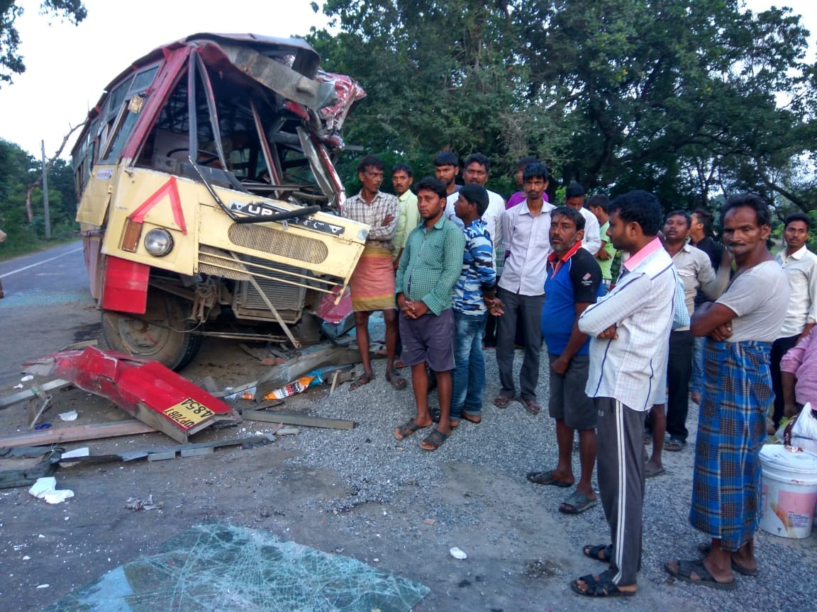 roadways-bus-collides-with-truck-many-passengers injured