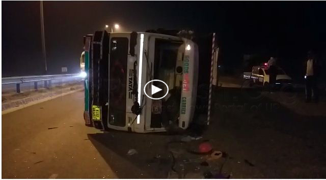 truck overturned police constable injured official rifle broken in Bulandshahr