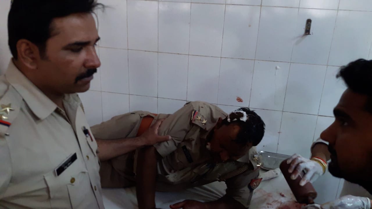 villagers beaten police team including SO In presence of SDM
