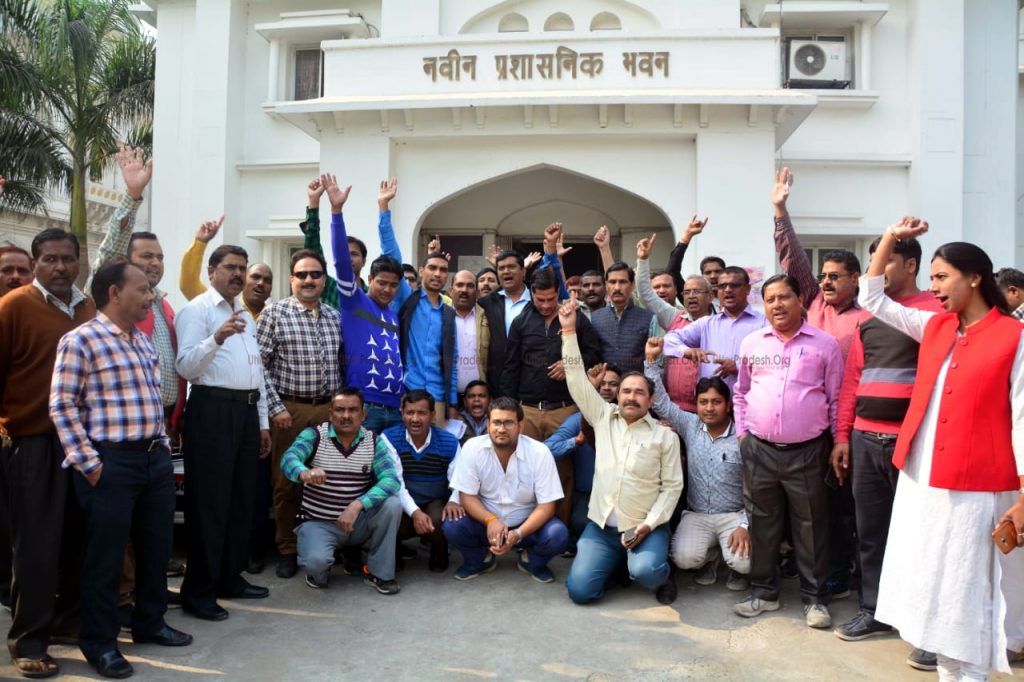 KGMU Non-Academic Employees Protest for Pay as 7th Pay Commission