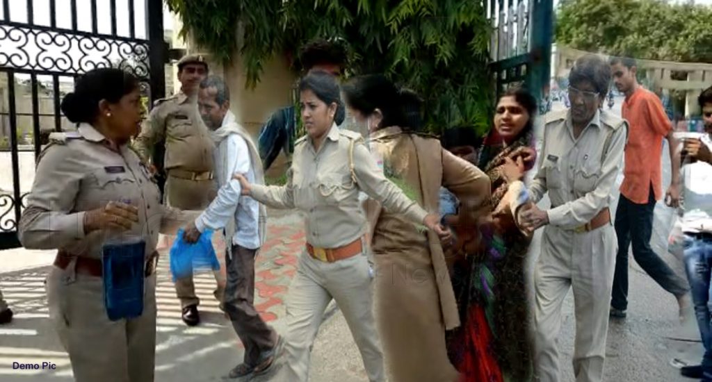 Victim Man Tried Self-Immolation In front of UP Assembly Video