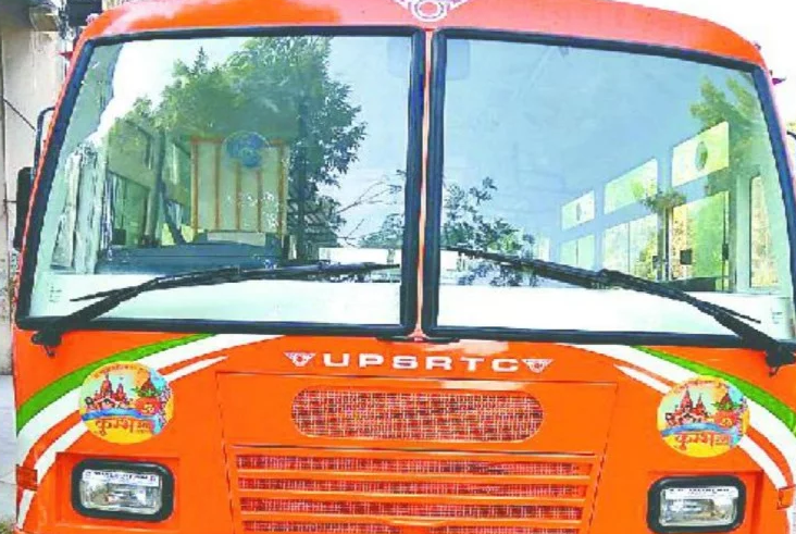 saffron-color-roadways-buses-in-agra-fort-depot