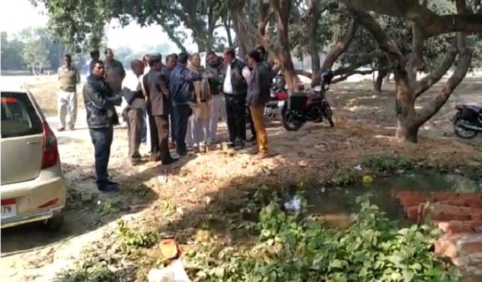 Lucknow: Dabangan forced to stop the construction of road.