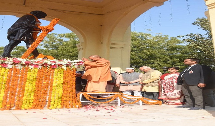 C.M. Yogi and Ram naik paid tribute on the statue of Mahatma Gandhi