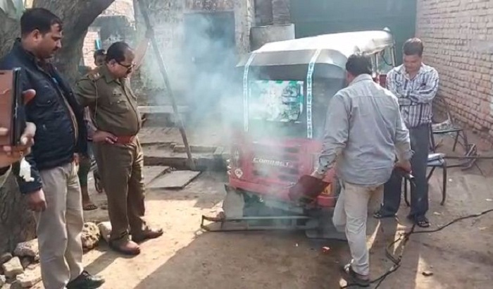 Agra: Police action begins on Daggamar vehicles in Shamshabad area.