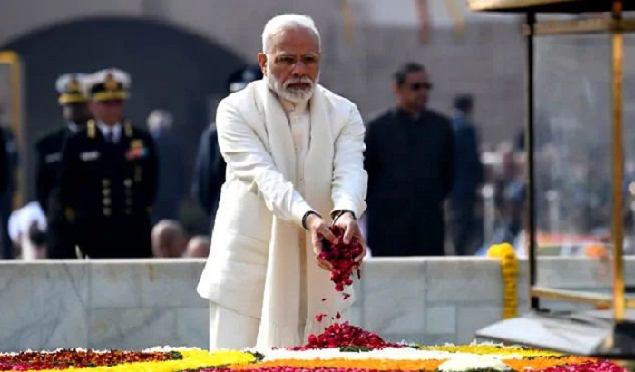 Rajghat reach PM Modi gives tribute to Mahatma Gandhi 3
