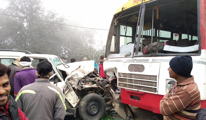 road accident occurs due to dense fogg
