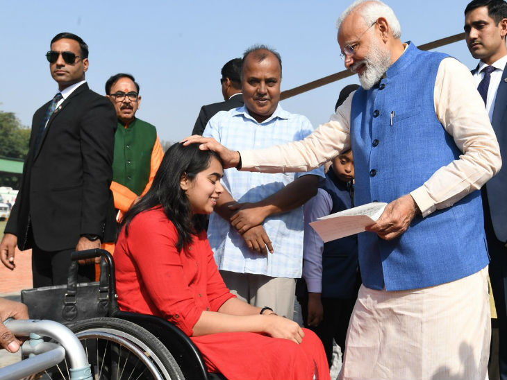 Sumedha gave Rs 21 thousand check to Modi, for families of soldiers killed in Pulwama