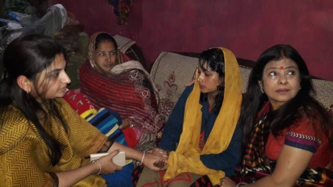 Malini avasthi met and start weeping when met martyr vijay family