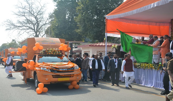 Lucknow:CM Yogi Adityanath flagged off 20 co-operative mobile vans