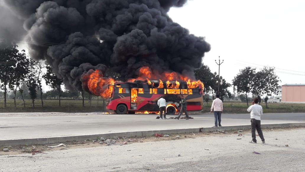 Fire at Bareilly Tourist bus, strike in crowds, Police reached the spot