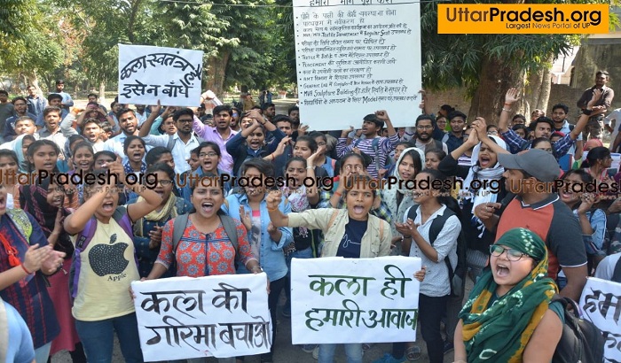 Students performed their demands in Lucknow University