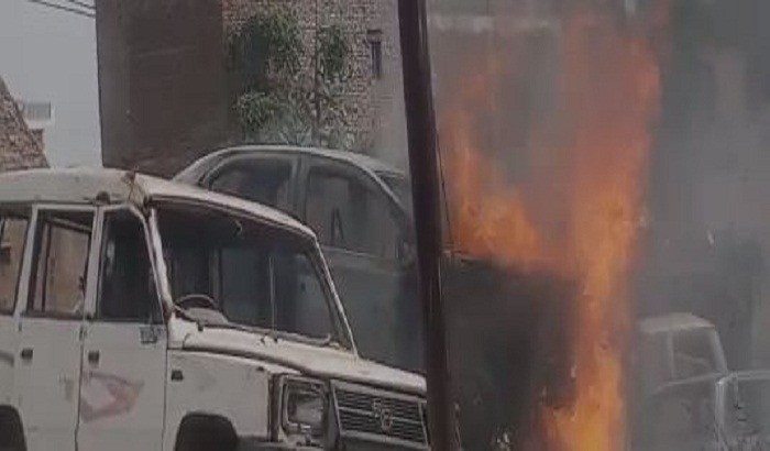 Fire in vehicles parked in police station in Agra region