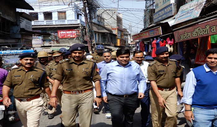 Meerut DM and SSP done flag march on main markets and places