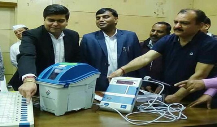 Meerut District Magistrate gave training to vote through EVM and VVPAT