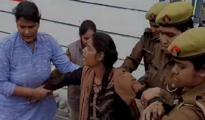 Woman creates violence at the SSP office in Meerut